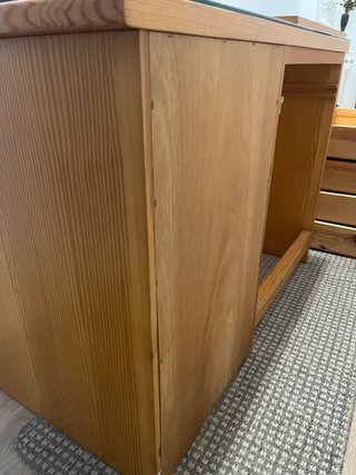 Escritorio madera con cristal a medida.