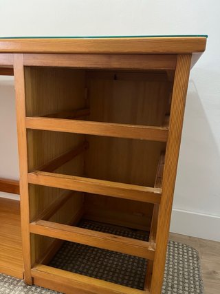 Escritorio madera con cristal a medida.