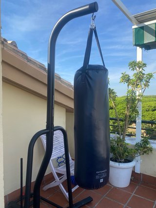 Saco de boxeo Outshock con soporte.