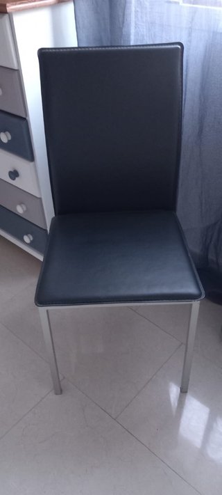 Sillas polipiel y acero negras (salón)