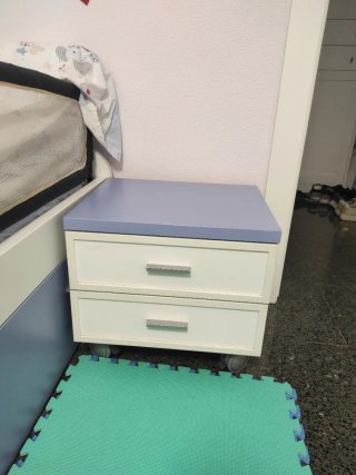 Cama nido con dos camas y mesita colchón nuevo.