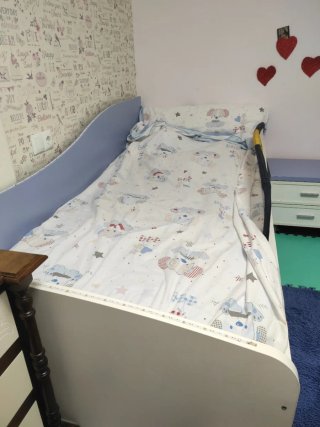 Cama nido con dos camas y mesita colchón nuevo.