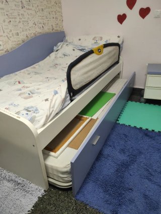 Cama nido con dos camas y mesita colchón nuevo.