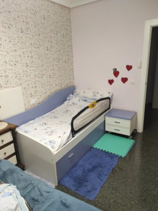 Cama nido con dos camas y mesita colchón nuevo.
