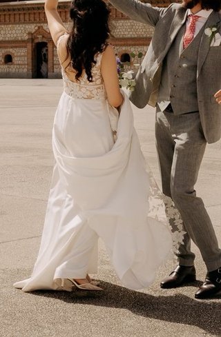 Vestido de boda recto con cola desmontable
