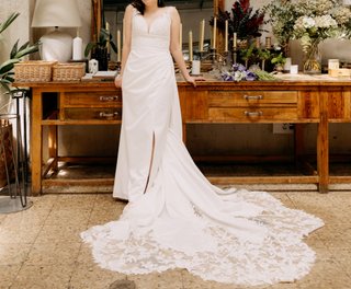 Vestido de boda recto con cola desmontable