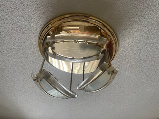 Lámpara de techo dorada con detalles de cristal
