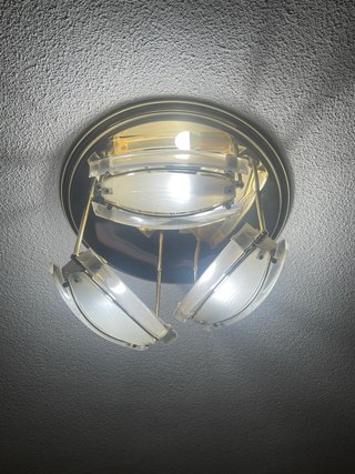 Lámpara de techo dorada con detalles de cristal