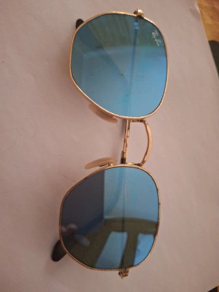 Gafas de sol Ray-Ban azules y doradas