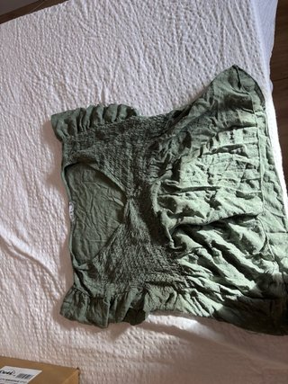 Top verde con fruncido y volantes