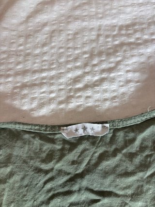 Top verde con fruncido y volantes