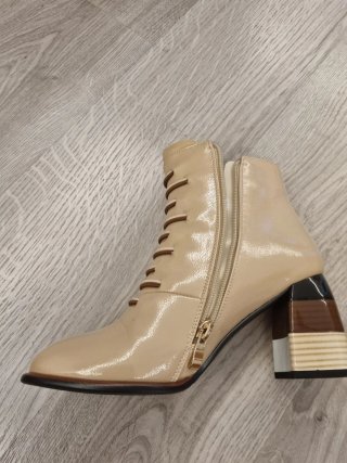 Botines charol beige tacón bloque