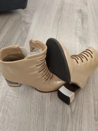 Botines charol beige tacón bloque