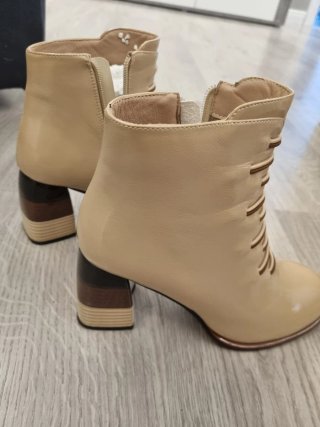 Botines charol beige tacón bloque
