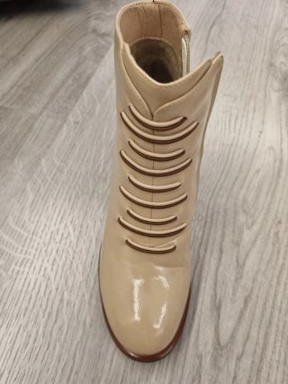 Botines charol beige tacón bloque