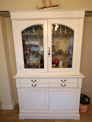 Vitrina de salón de madera y cristal