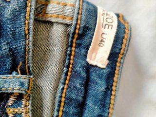 Pantalón pitillo con bordados