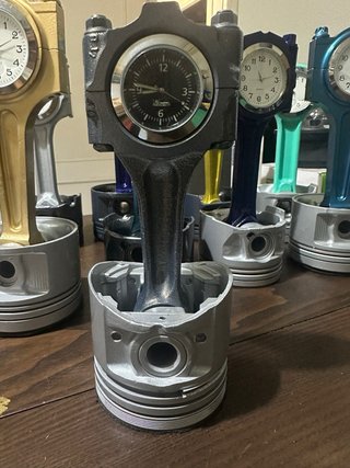 Reloj de Pistón y Biela Dorado