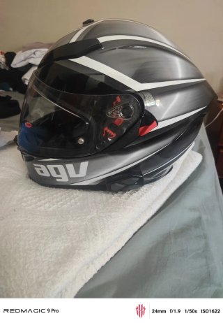 Sistema de escape y piezas moto y casco