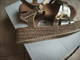 Sandalias doradas con hebilla