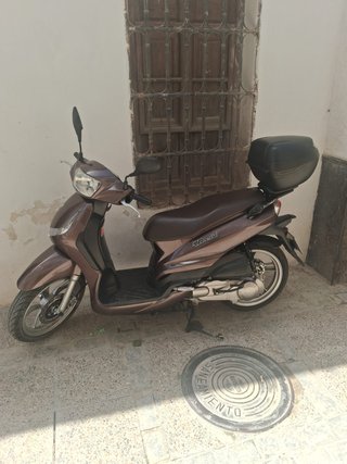 Moto Scooter Marrón Automática