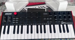 Controlador MIDI Akai MPK mini plus