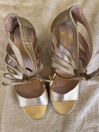 Sandalias doradas de tacón