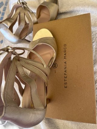 Sandalias doradas de tacón