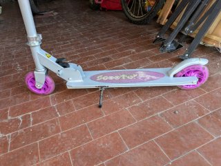 Monopattino con manopole viola