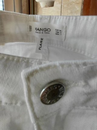 Pantalón blanco acampanado con botones