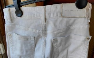 Pantalón blanco acampanado con botones