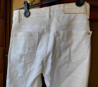 Pantalón blanco acampanado con botones