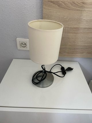 Mesitas de noche flotantes con cajón y lámparas