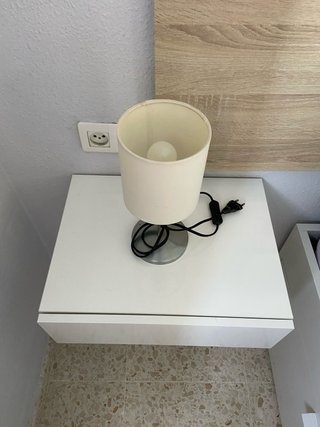 Mesitas de noche flotantes con cajón y lámparas