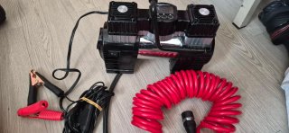 Compresor de aire para neumáticos 12V en persona