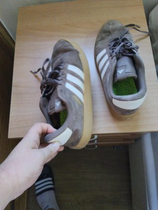 Zapatillas Adidas Marrones y Blancas