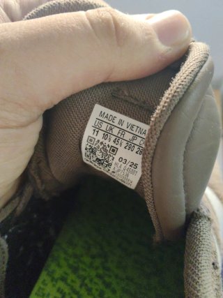 Zapatillas Adidas Marrones y Blancas