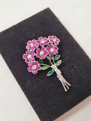 Spilla fiore con strass in metallo argentato