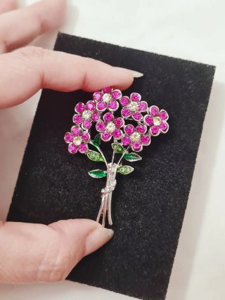 Spilla fiore con strass in metallo argentato