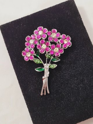 Spilla fiore con strass in metallo argentato