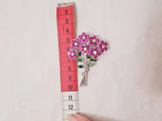 Spilla fiore con strass in metallo argentato