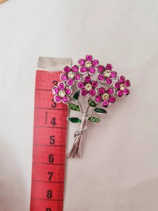 Spilla fiore con strass in metallo argentato