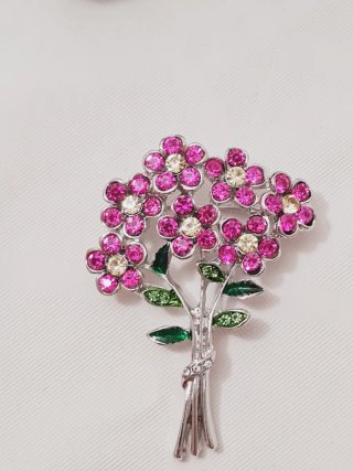 Spilla fiore con strass in metallo argentato