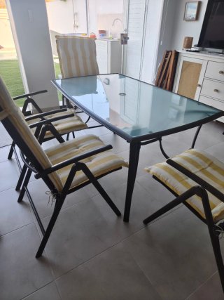 Mesa y 4 sillas jardín plegables reclinables