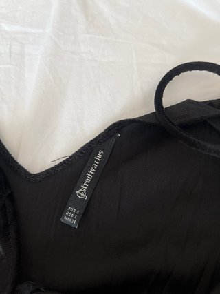 Top negro Stradivarius con encaje