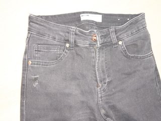 Pantalones vaqueros negros rotos