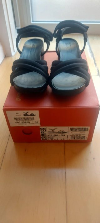 Sandalias de la marca Camper negras. Número 38
