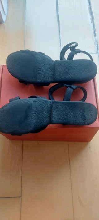 Sandalias de la marca Camper negras. Número 38