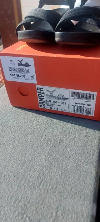 Sandalias de la marca Camper negras. Número 38