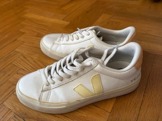 Zapatillas Veja Blancas y Amarillas